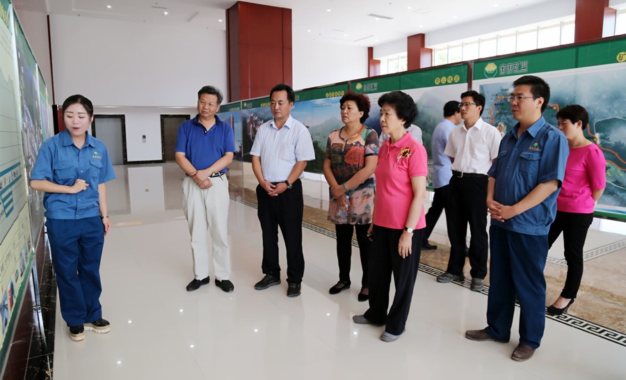 1-2015年8月，全國政協(xié)副主席、中國科學院院士王志珍一行蒞臨金徽股份調(diào)研。.jpg