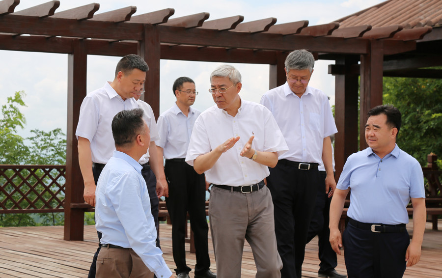 7-2021年7月，中共中央委員、時任甘肅省委書記尹弘蒞臨金徽股份調(diào)研指導防災減災和綠色礦山建設情況。.jpg