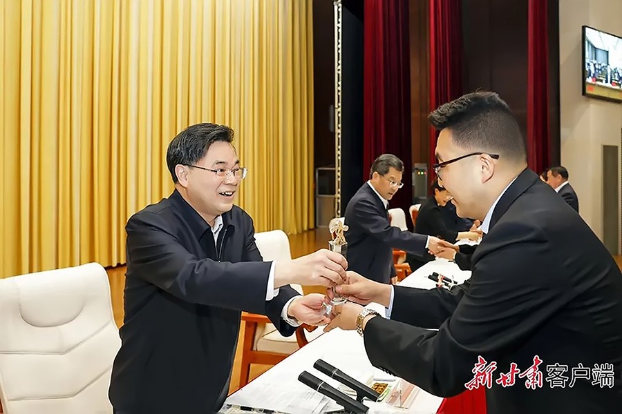 2-2023年5月，省委書記、省人大常委會主任胡昌升為金徽礦業(yè)旅游景區(qū)授“全省文化旅游發(fā)展突出貢獻集體獎”。.jpg