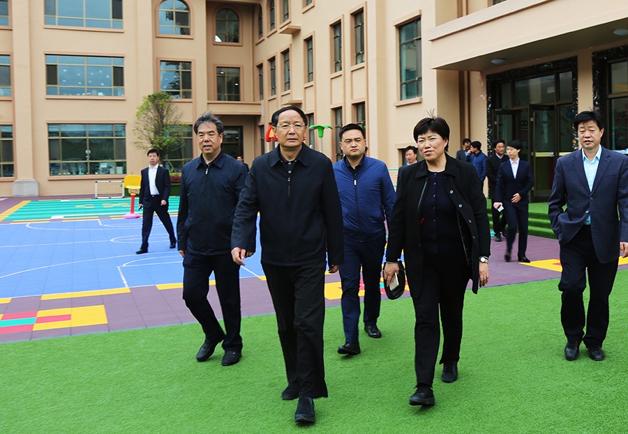5-2018年4月，時任省政協(xié)主席、黨組書記歐陽堅蒞臨金徽企業(yè)視察。.jpg
