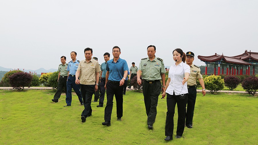 17-2020年7月，省委常委、省軍區(qū)司令員王文清蒞臨金徽股份調(diào)研企業(yè)編兵和綠色礦山建設工作是表示：金徽股份將民兵作為企業(yè)應急救援力量的一員，充分發(fā)揮了民兵作用，立起了在企業(yè)編兵的標桿。.jpg
