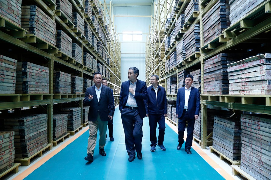 55-2019年4月，全國綠色礦山建設標準解讀與經(jīng)驗交流研討會——綠色礦業(yè)發(fā)展萬里行（隴南站）活動在金徽股份舉辦。中國礦業(yè)聯(lián)合會黨委書記、會長彭齊鳴出席主持會議，并就金徽股份的綠色礦山建設情況進行調(diào)研。.jpg