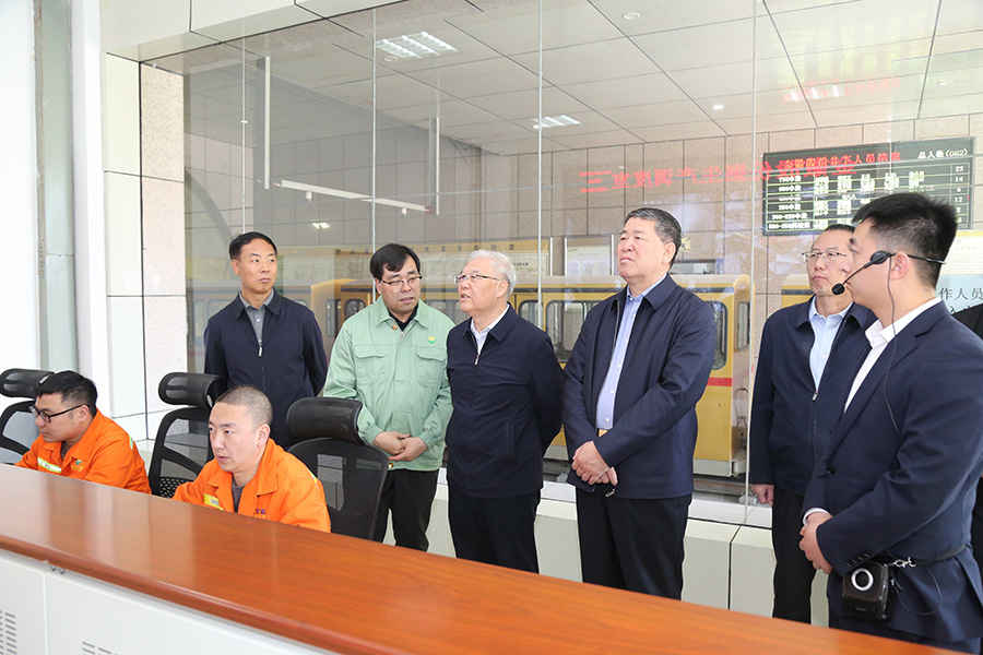 全國政協(xié)常委，省政協(xié)副主席，民進中央常委、甘肅省主委尚勛武調(diào)研金徽股份時強調(diào)，要加強科技創(chuàng)新與人才培養(yǎng)。-900.jpg